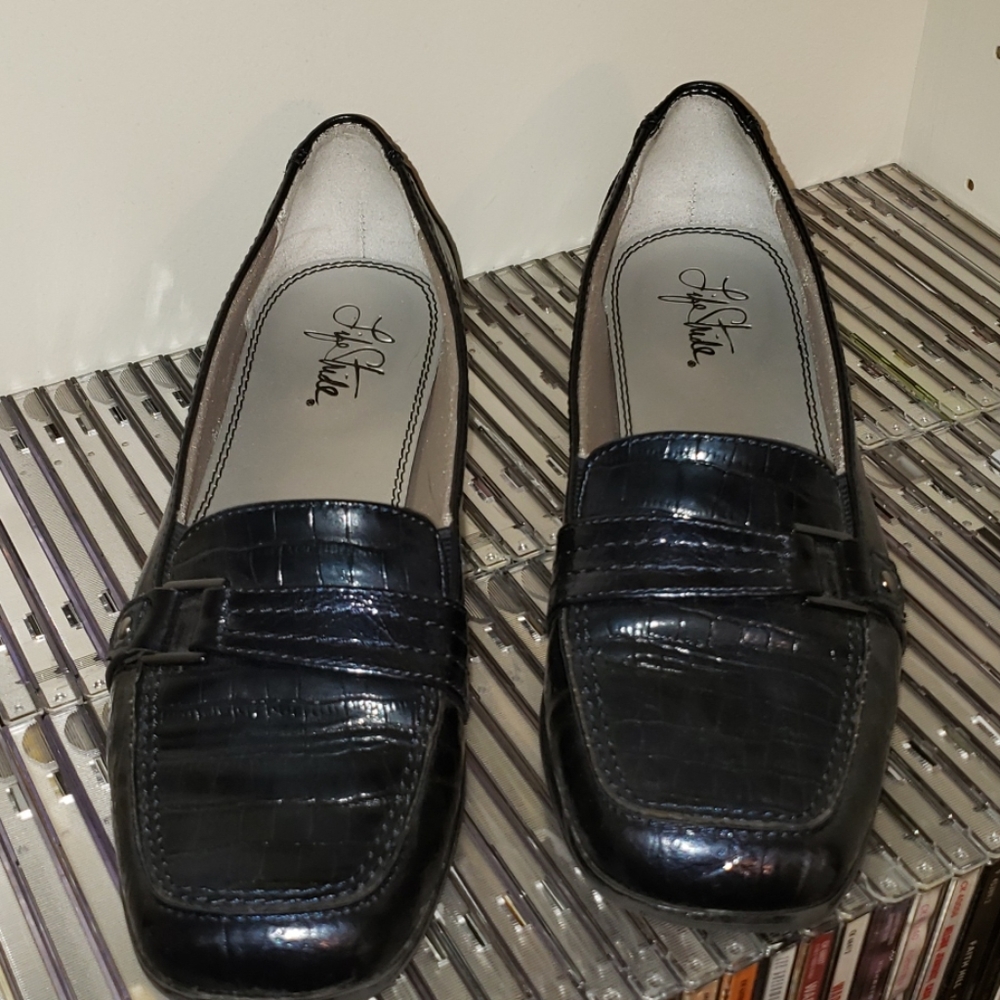 Lifestyle Navy blue 8m dress shoes approx 1inch heel